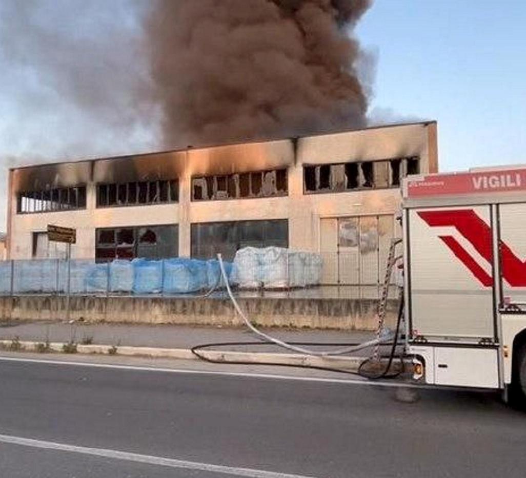 Maxi incendio, evacuate due famiglie Maxi incendio, evacuate due famiglie