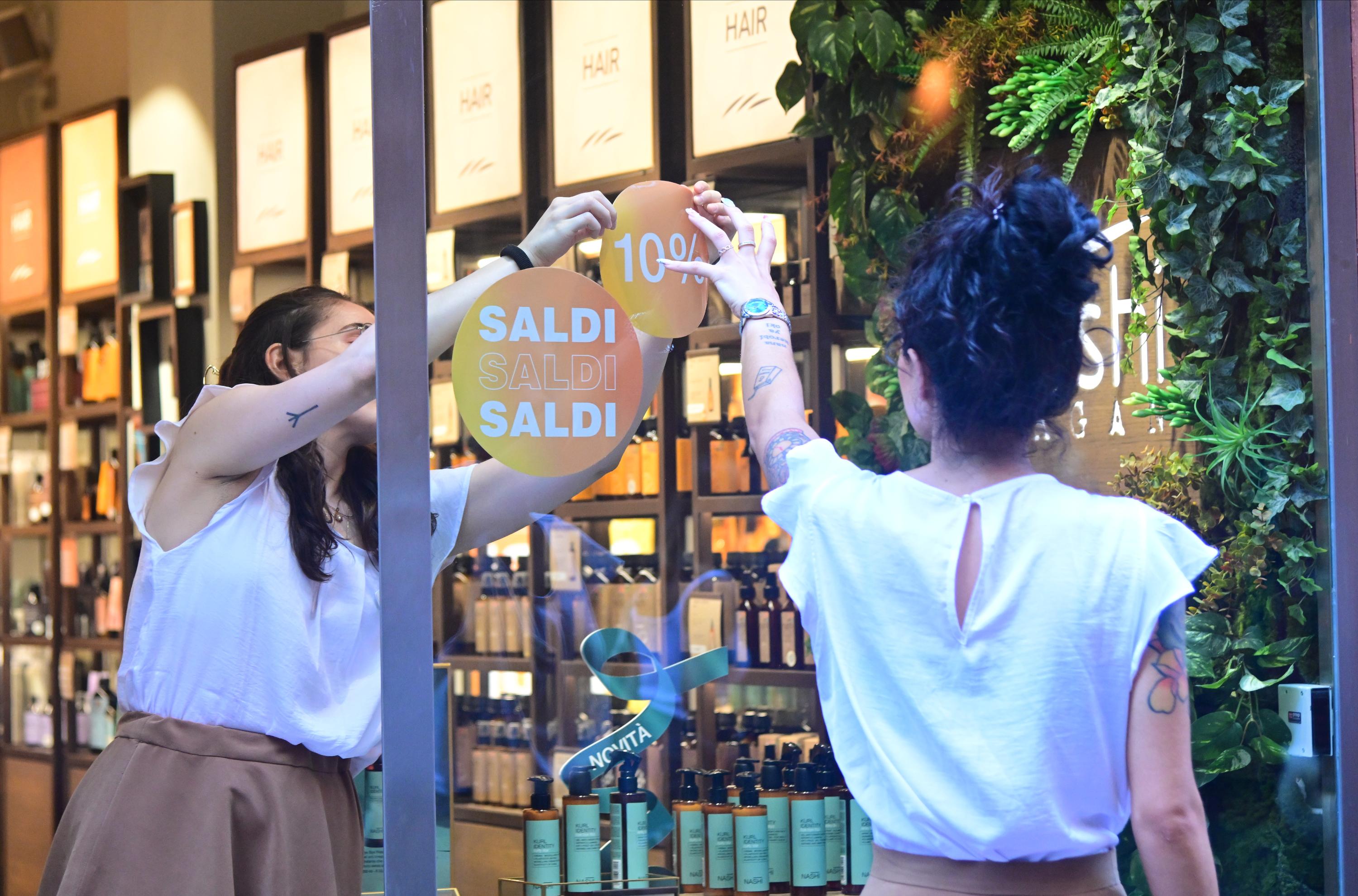 Saldi 2025 a Bologna: tutti a caccia di sconti. Com’è andata la prima giornata Saldi 2025 a Bologna: tutti a caccia di sconti. Com’è andata la prima giornata