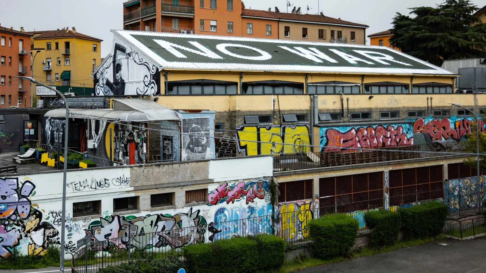 La scritta sul tetto del Mercato Sonato: "No War"