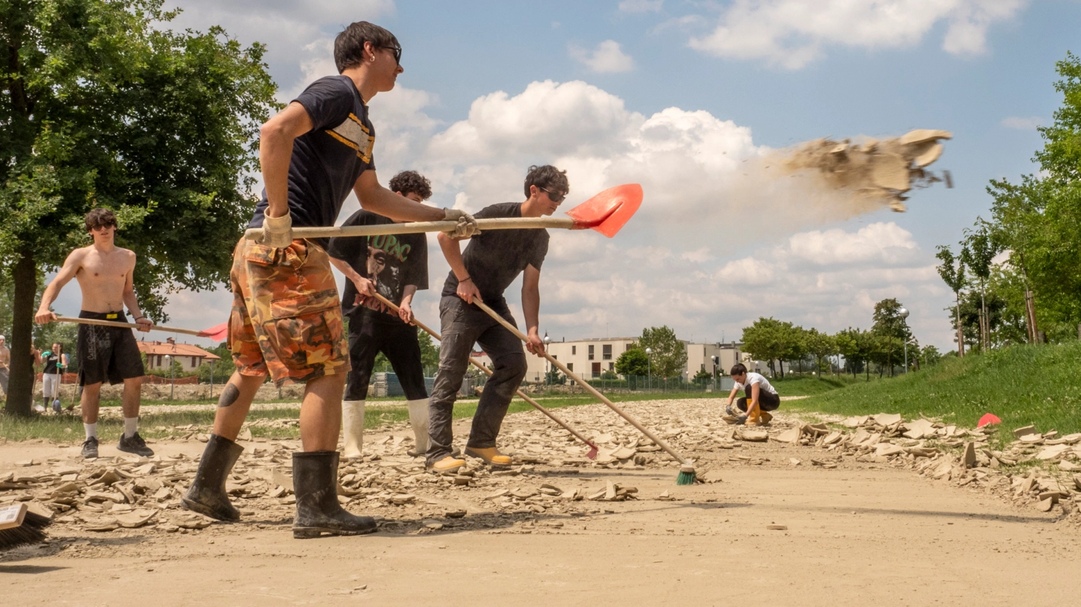 Ragazzi romagnoli spalano il fango nei terribili giorni del post alluvione
