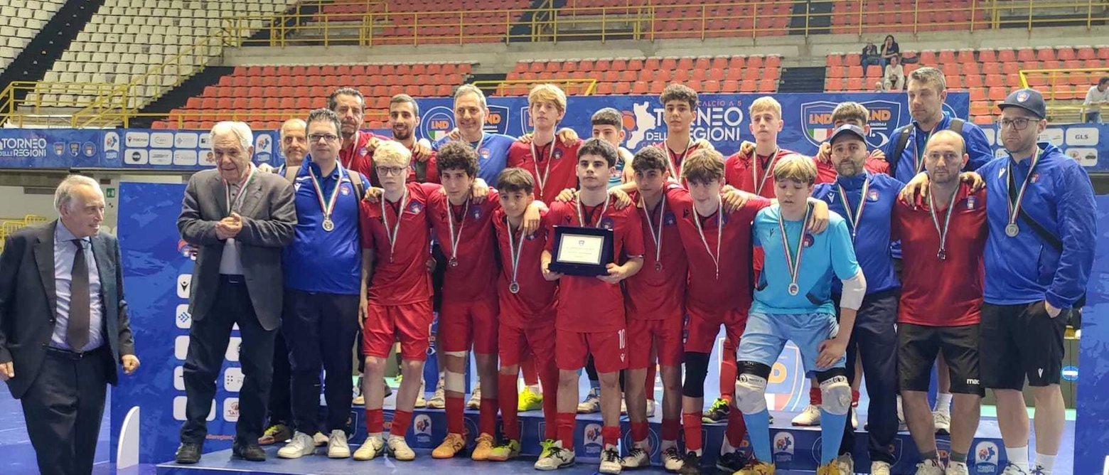 L'Under 15 delle Marche ha conquistato la medaglia d'argento al Torneo delle Regioni di calcio a 5, perdendo 4-0 contro l'Emilia Romagna. Nonostante la sconfitta, i giovani hanno mostrato impegno e determinazione, ricevendo i complimenti dal Comitato Regionale Marche.