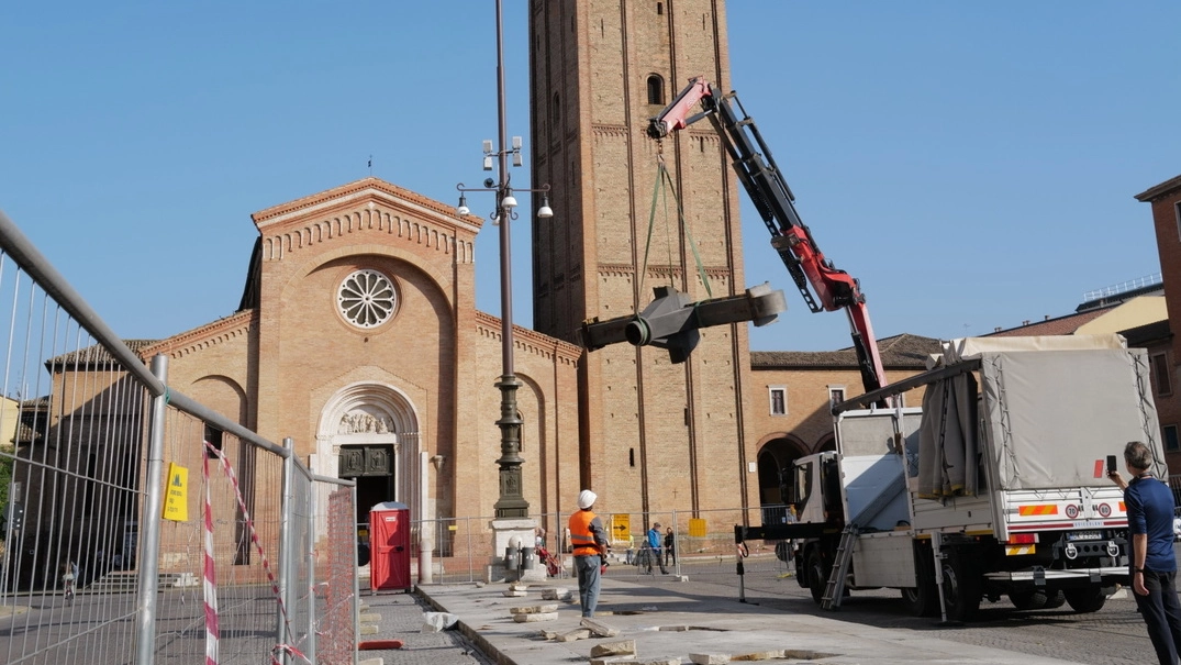 I lavori ieri mattina in piazza Saffi per rimuovere gli ultimi pezzi (Frasca)