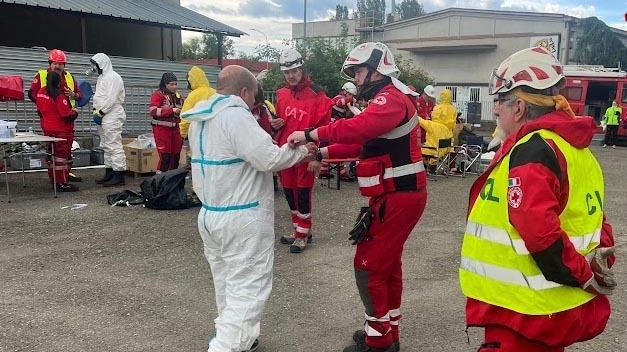 Esercitazione di Protezione Civile a Reggiolo con simulazione di incidente chimico e intervento coordinato tra vigili del fuoco e Croce Rossa. Coinvolti 350 volontari in varie attività di soccorso e addestramento.