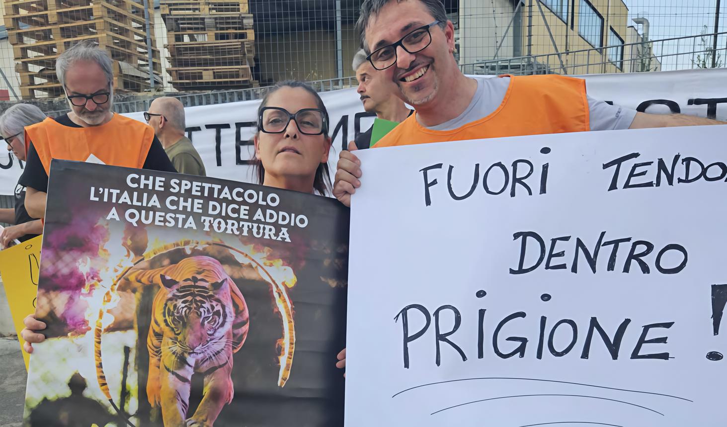 Attivisti davanti al circo Orfei: "Non entrate" Attivisti davanti al circo Orfei: "Non entrate"