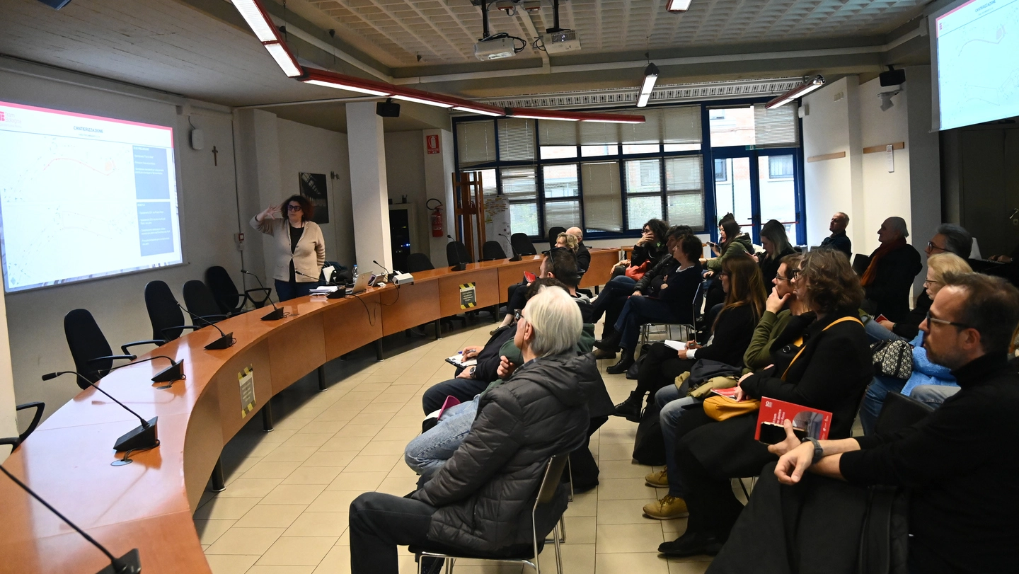 L’assessora Valentina Orioli ieri all’assemblea con i cittadini in via Riva Reno