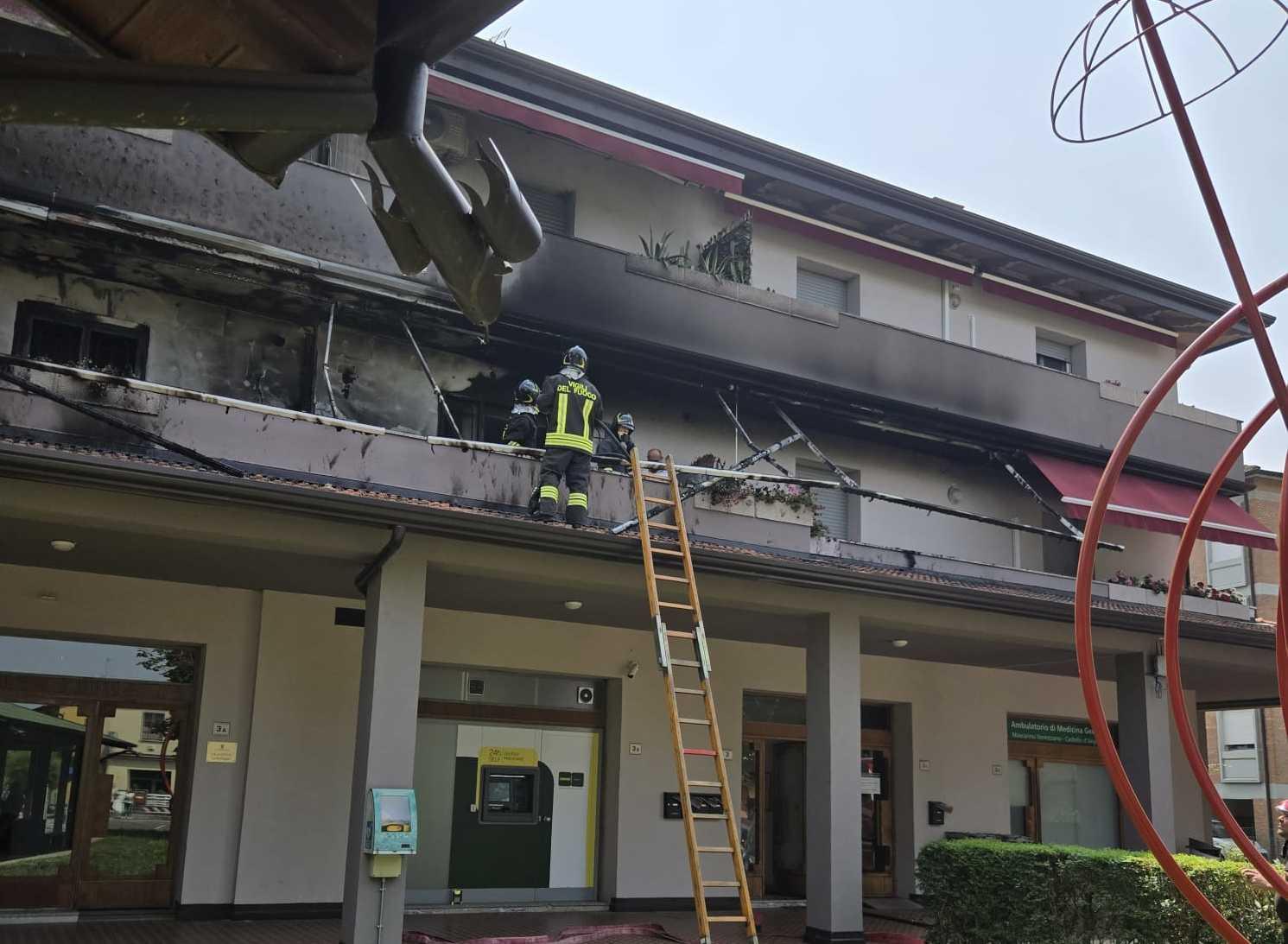 Incendio nel palazzo, intossicato il sindaco Incendio nel palazzo, intossicato il sindaco