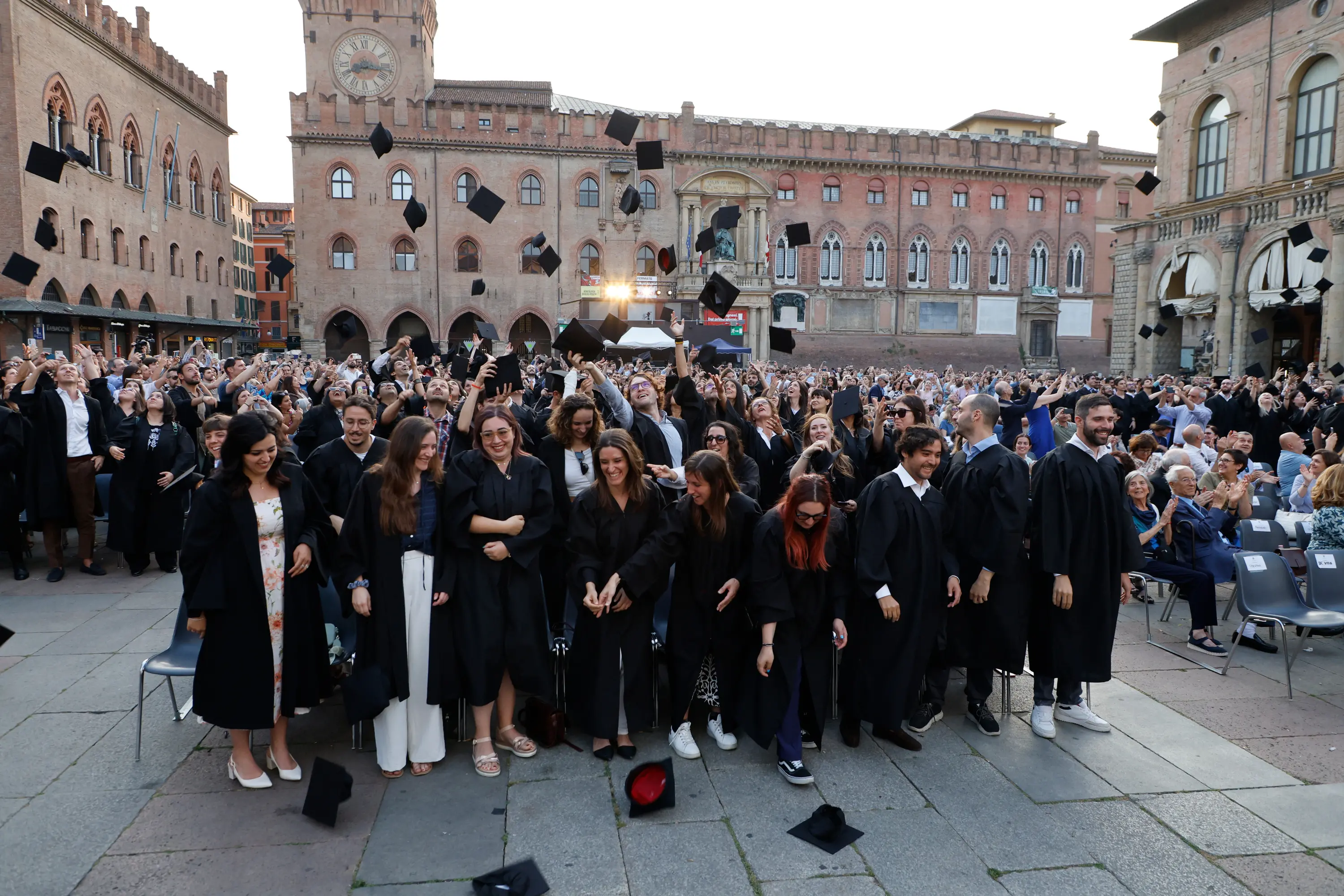 i laureati unibo trovano lavoro oltre l 80 s236 ecco dove tutti i dati
