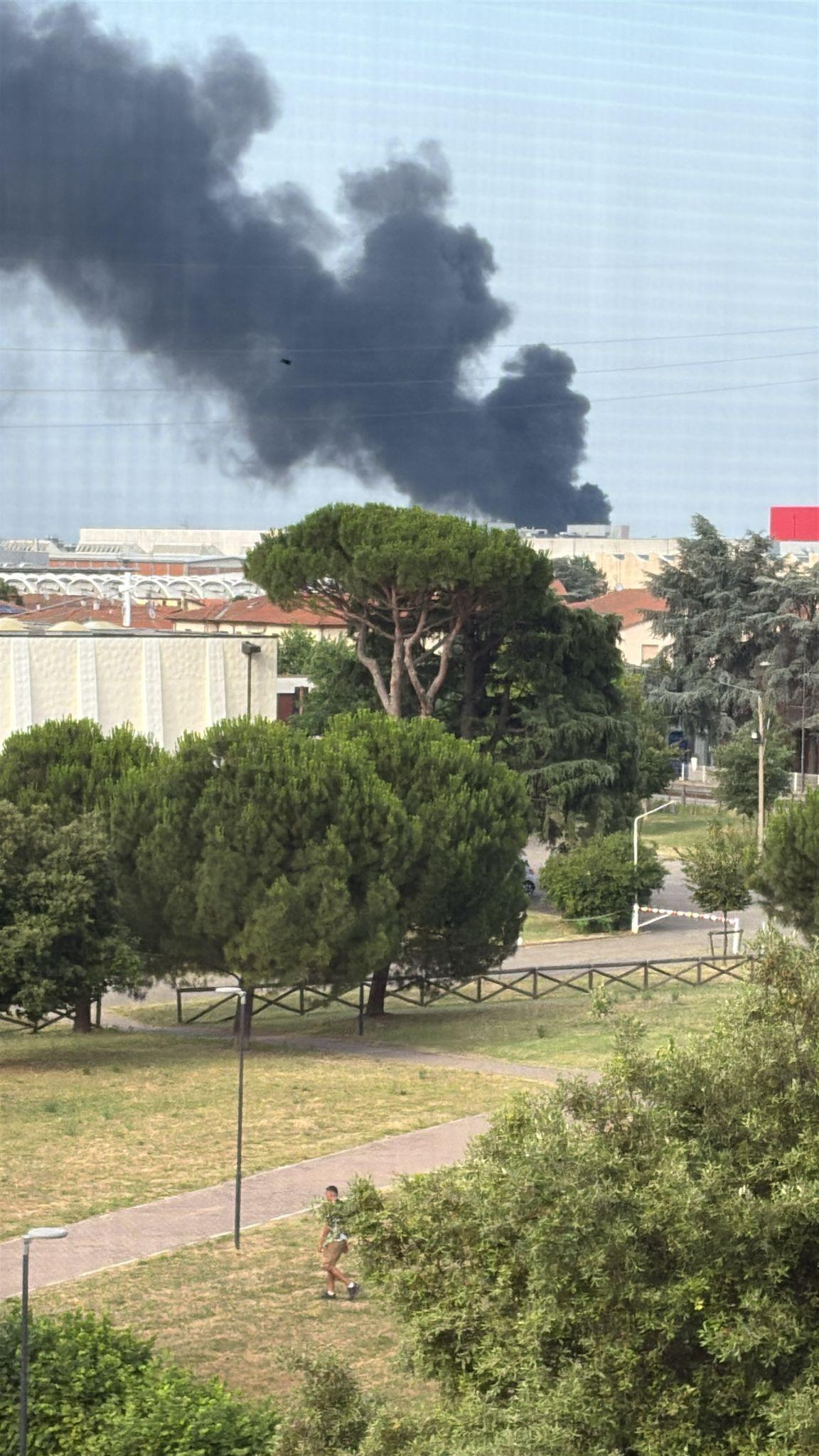 Grosso incendio alla Recter a Imola: colonna di fumo visibile dall’A14 Grosso incendio alla Recter a Imola: colonna di fumo visibile dall’A14
