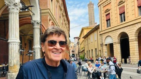 Gianni Morandi su Instagram: a passeggio per Bologna senza benda all’occhio fa il giro dei social. Cosa ha risposto