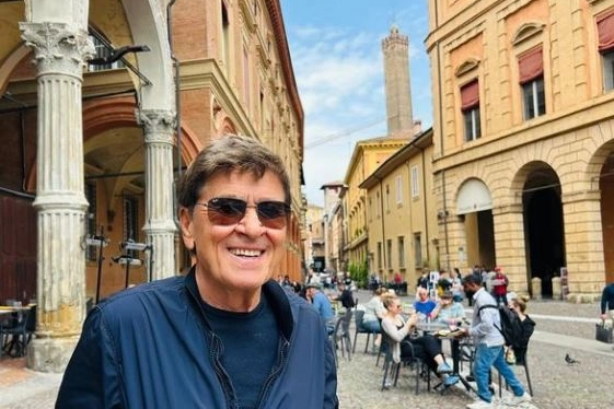 Gianni Morandi in piazza Santo Stefano posta la sua foto senza benda all'occhio sui social: ed è una pioggia di like