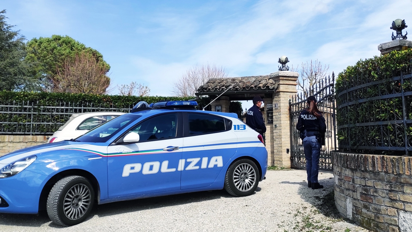 La polizia davanti alla villa di Antonio e Luigina Sartori sulle colline di Fermignano