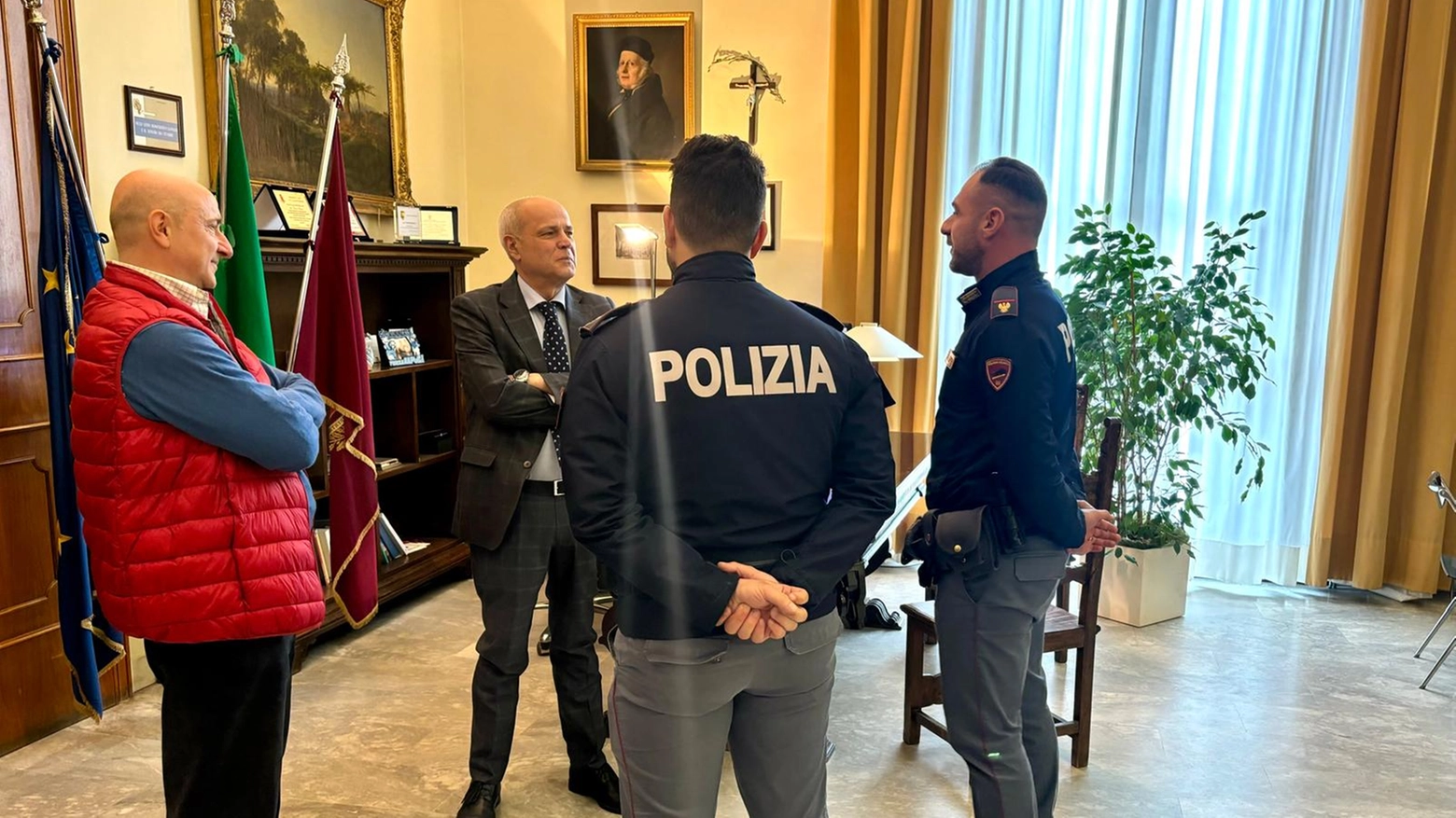 I due agenti, il questore Antonio Sbordone e Pierluigi Pinto, dirigente del Commissariato Due Torri – San Francesco