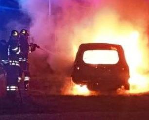 Auto fiamme da Ilrestodelcarlino.it Auto in fiamme a Novellara si ipotizza il dolo
