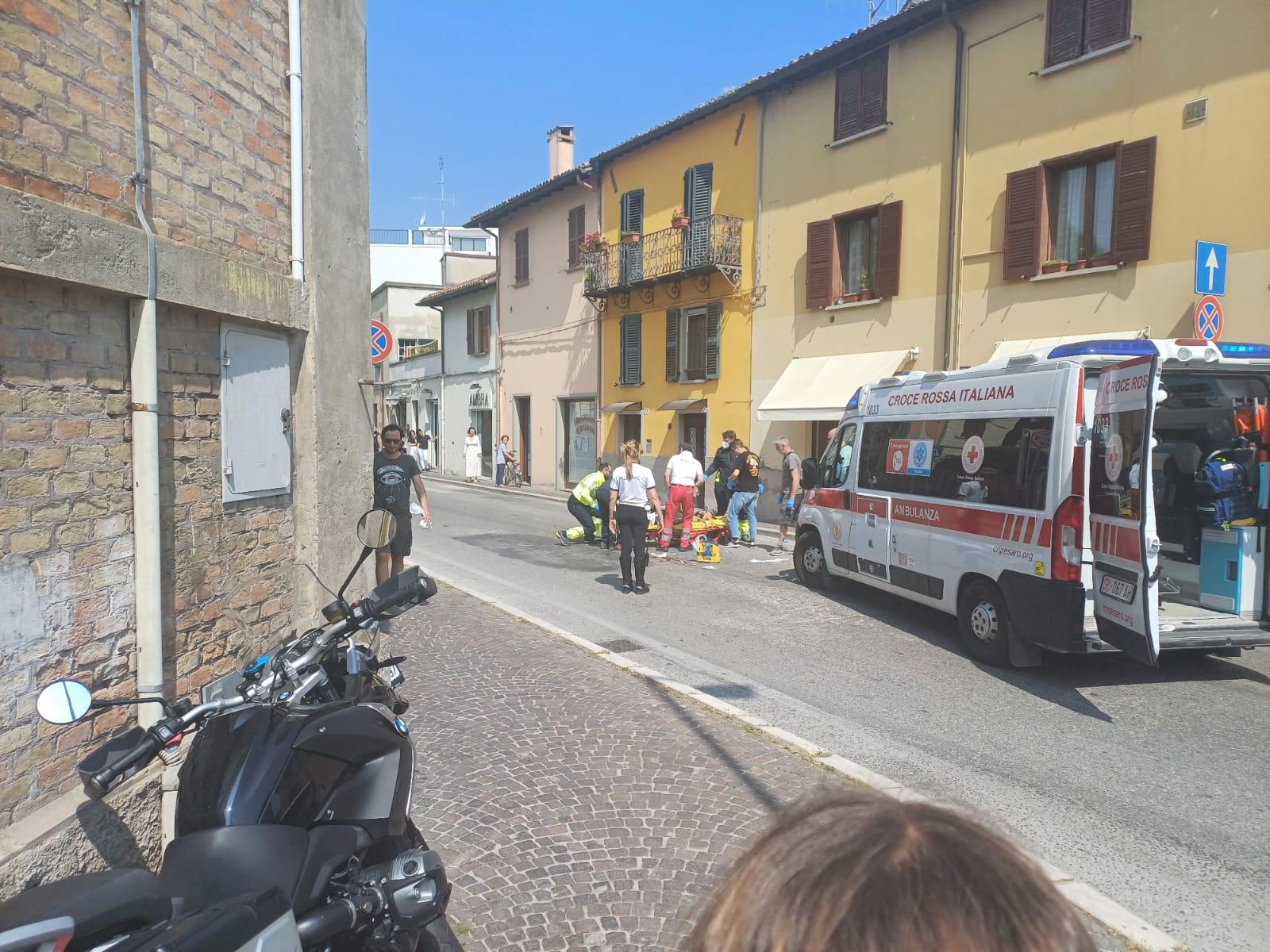 cade in bici e sbatte forte la testa paura per una donna in viale xi febbraio