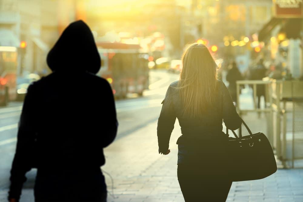 Minaccia e pedina l’ex moglie. Nel mirino anche il fidanzato di lei Minaccia e pedina l’ex moglie. Nel mirino anche il fidanzato di lei