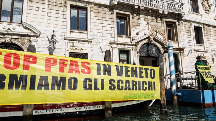 Una manifestazione ambientalista contro la contaminazione da Pfas in Veneto (foto d'archivio)