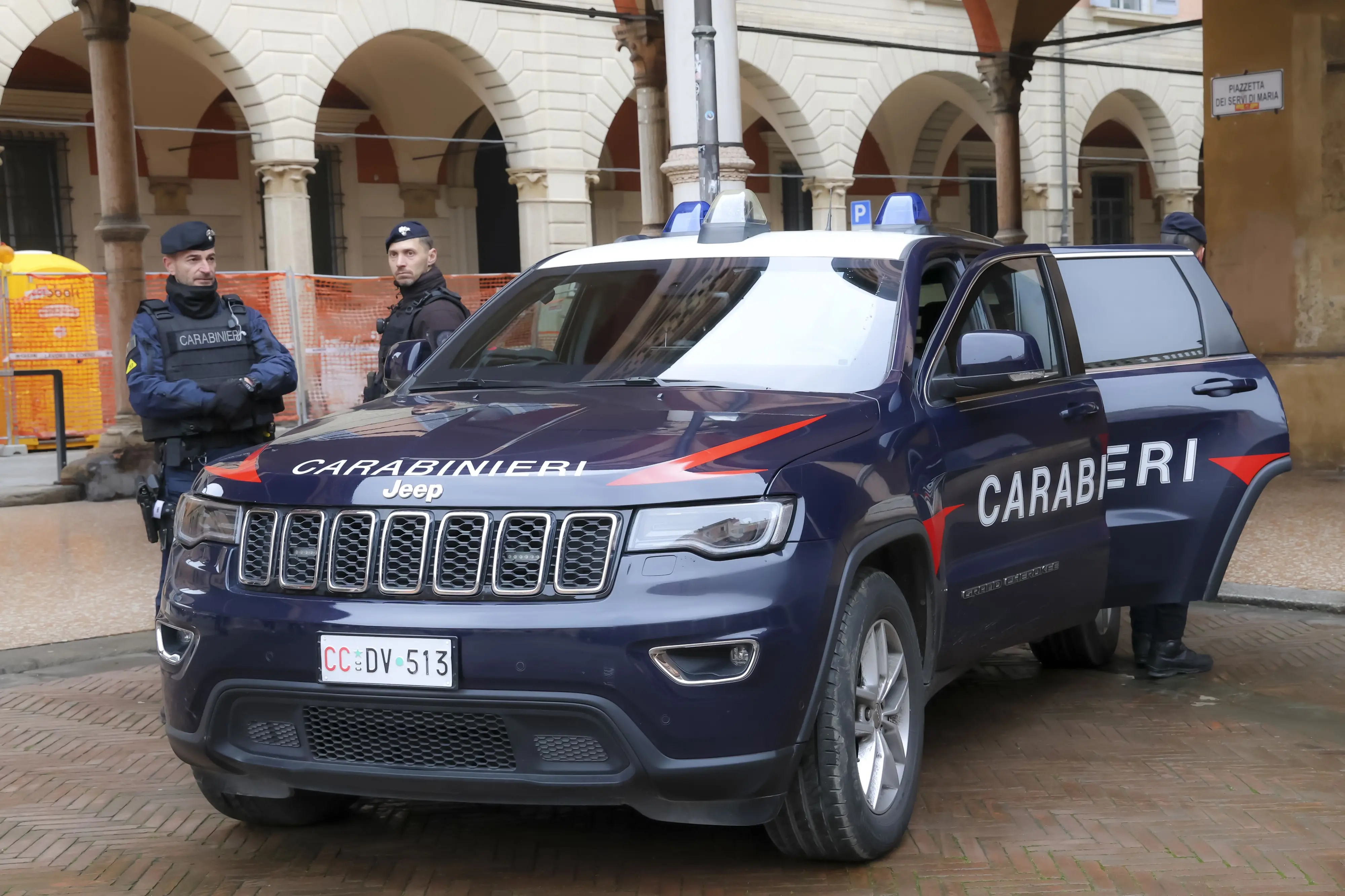 Alla guida ubriachi o con il cellulare: stretta sui controlli a Bologna