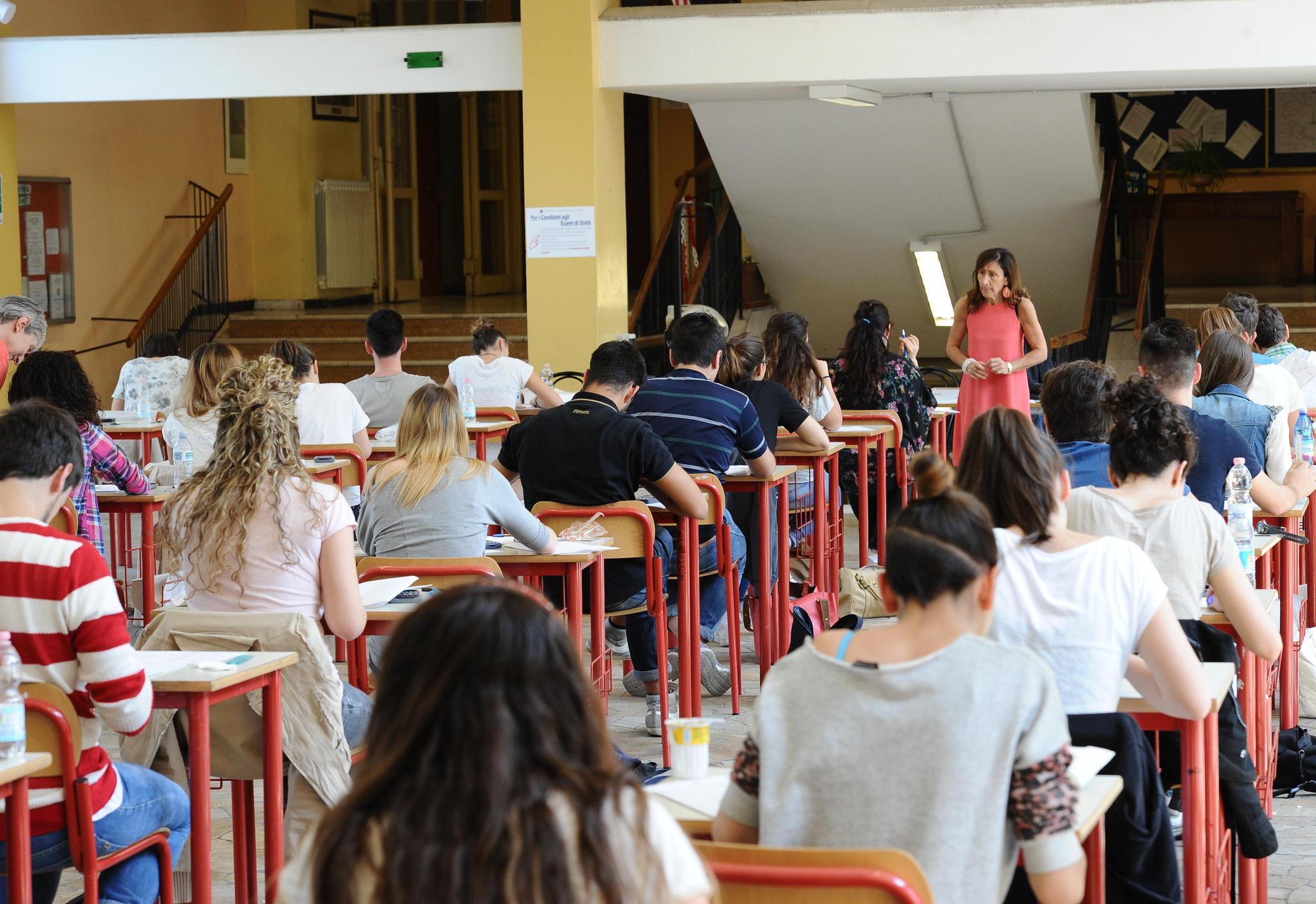 Esami di maturità, oggi si parte. In provincia 5800 studenti si cimentano con la prova di italiano Esami di maturità, oggi si parte. In provincia 5800 studenti si cimentano con la prova di italiano