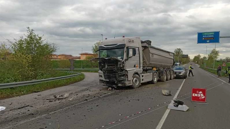Un ragazzo di 25 anni è morto scontrandosi contro un camion a Castelfranco Emilia