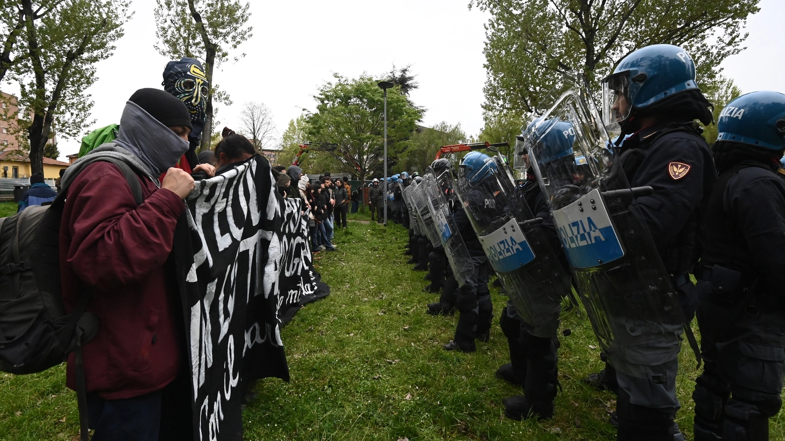 Scontri tra manifestanti e polizia alle scuole Besta (Foto Schicchi)