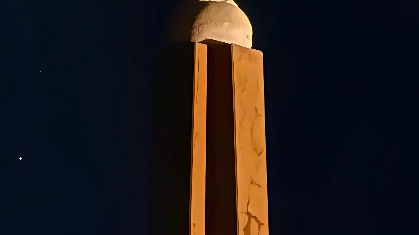 La statua dei Cappuccini, danneggiata dal terremoto, è di nuovo illuminata