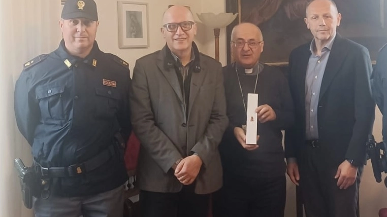La consegna del dirigente Sebastianelli al vescovo Massara