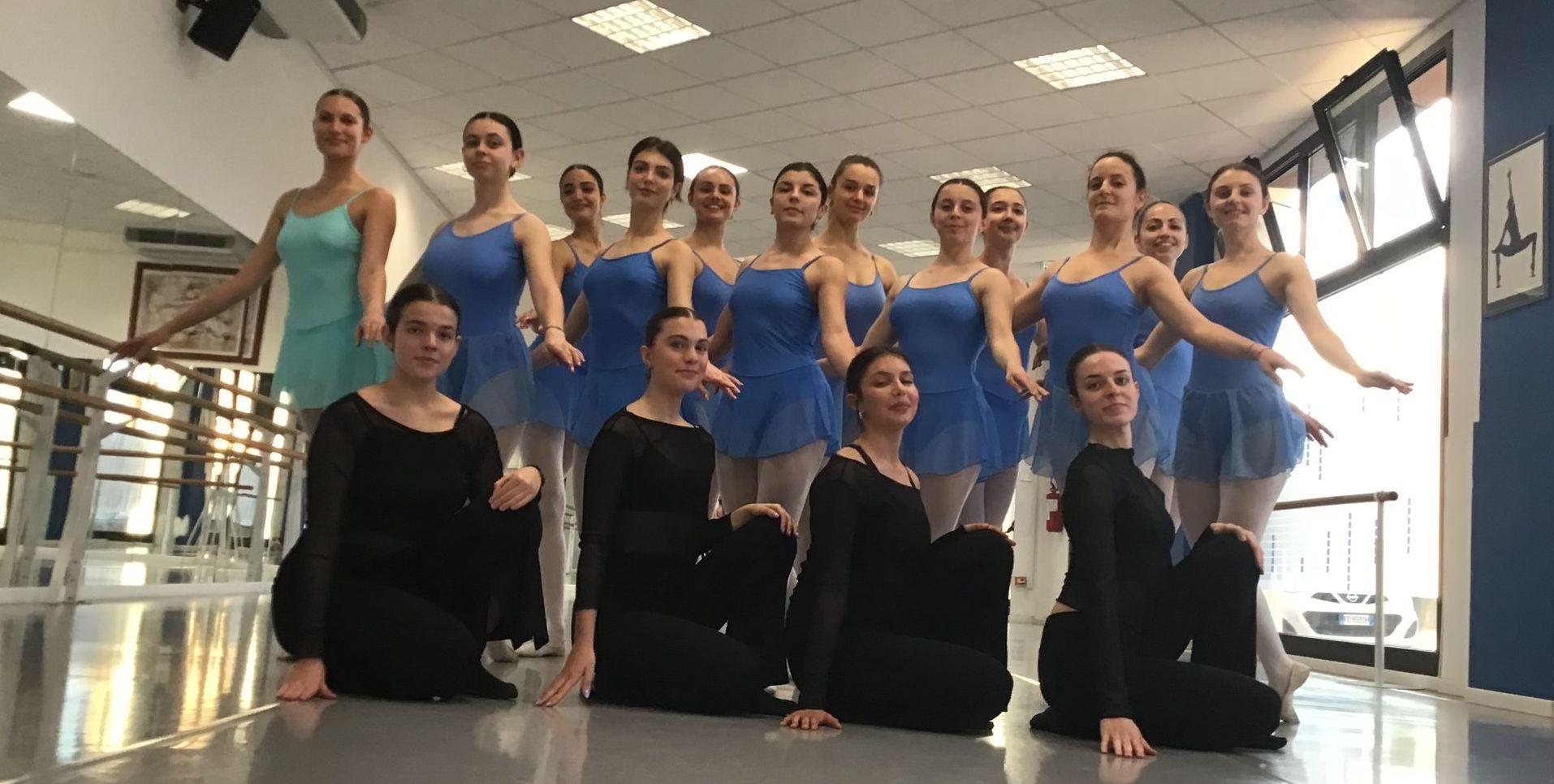 Trent’anni di passione per la danza. Il compleanno del gruppo il Cigno Trent’anni di passione per la danza. Il compleanno del gruppo il Cigno
