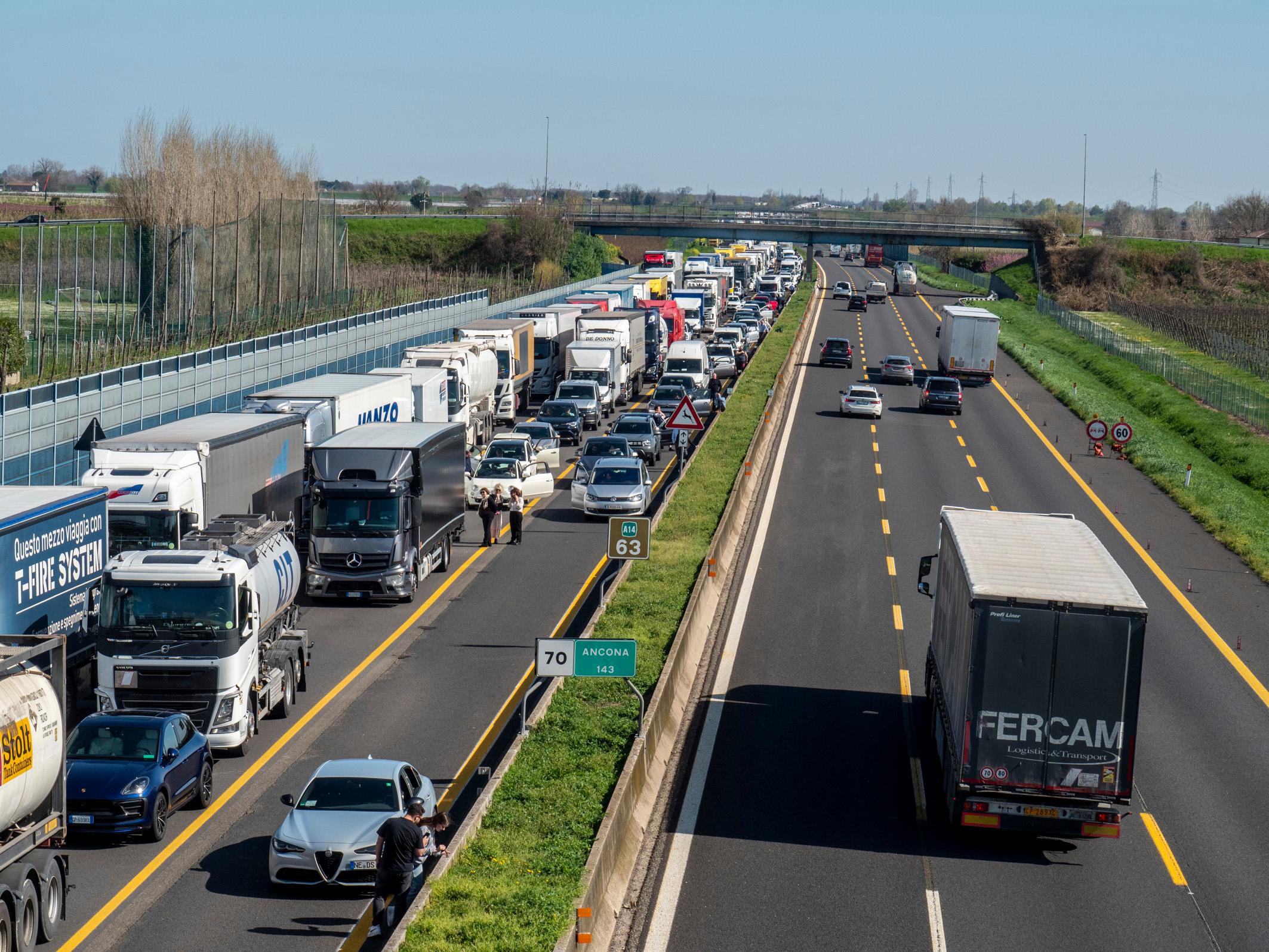 Incidente A14 oggi a Cesena tra 5 auto e una moto: chilometri di coda in direzione Ancona