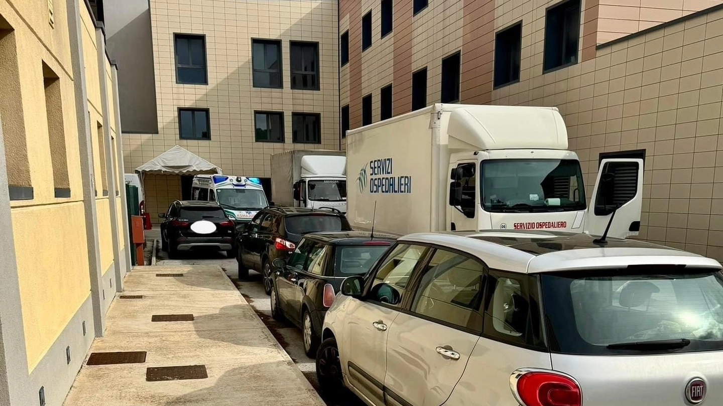 Le auto continuano ad occupare spazi che dovrebbero essere lasciati liberi all'ospedale di Civitanova