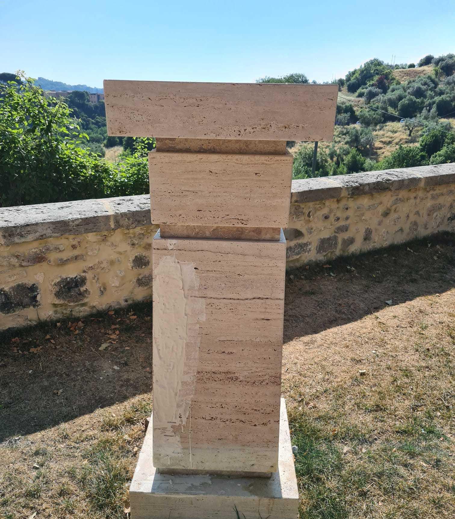 Basamento per Tambroni vandalizzato Basamento per Tambroni vandalizzato