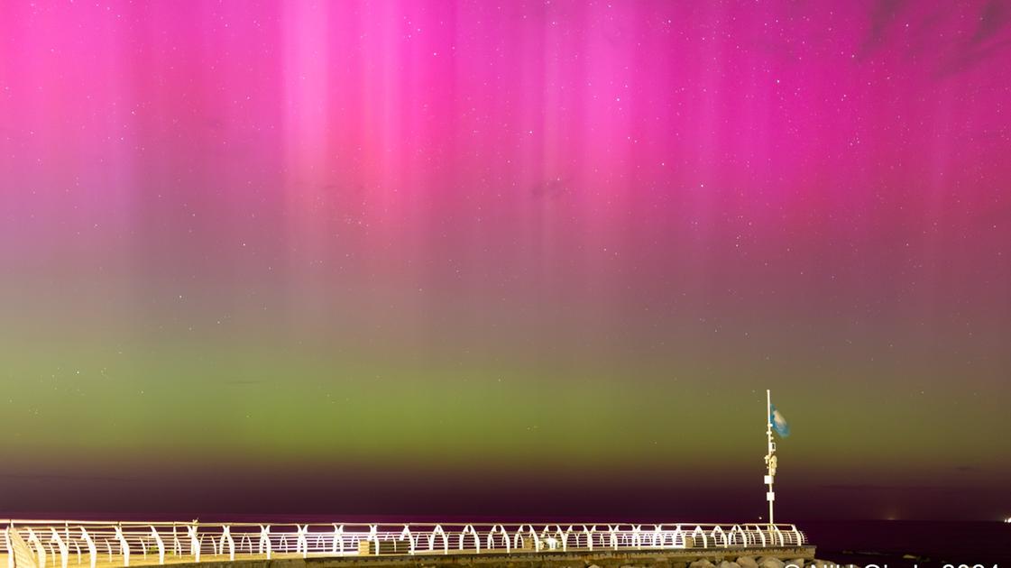 Foto dell’aurora boreale nelle Marche, lo spettacolo illumina i cieli