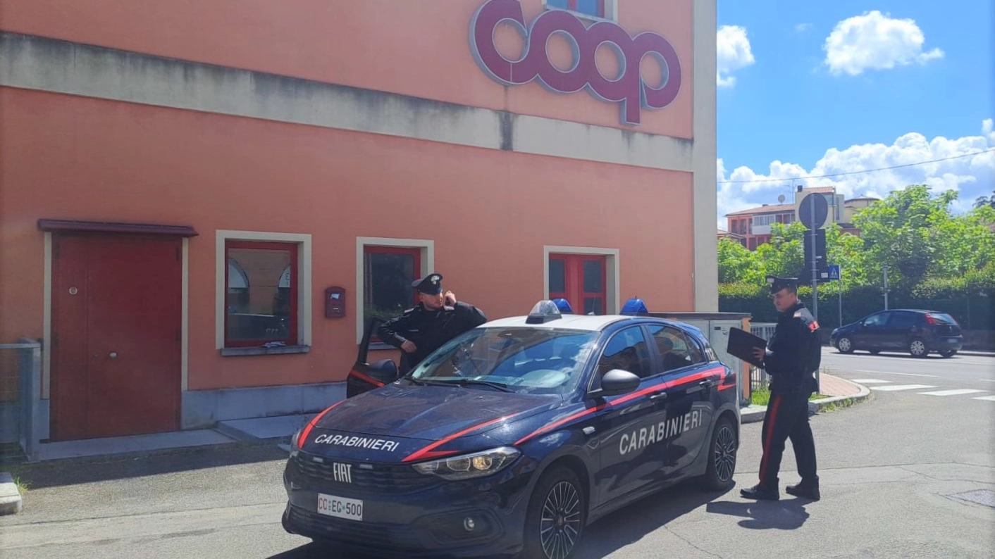 I carabinieri davanti alla Coop di Bazzano, dove è stato compiuto il furto