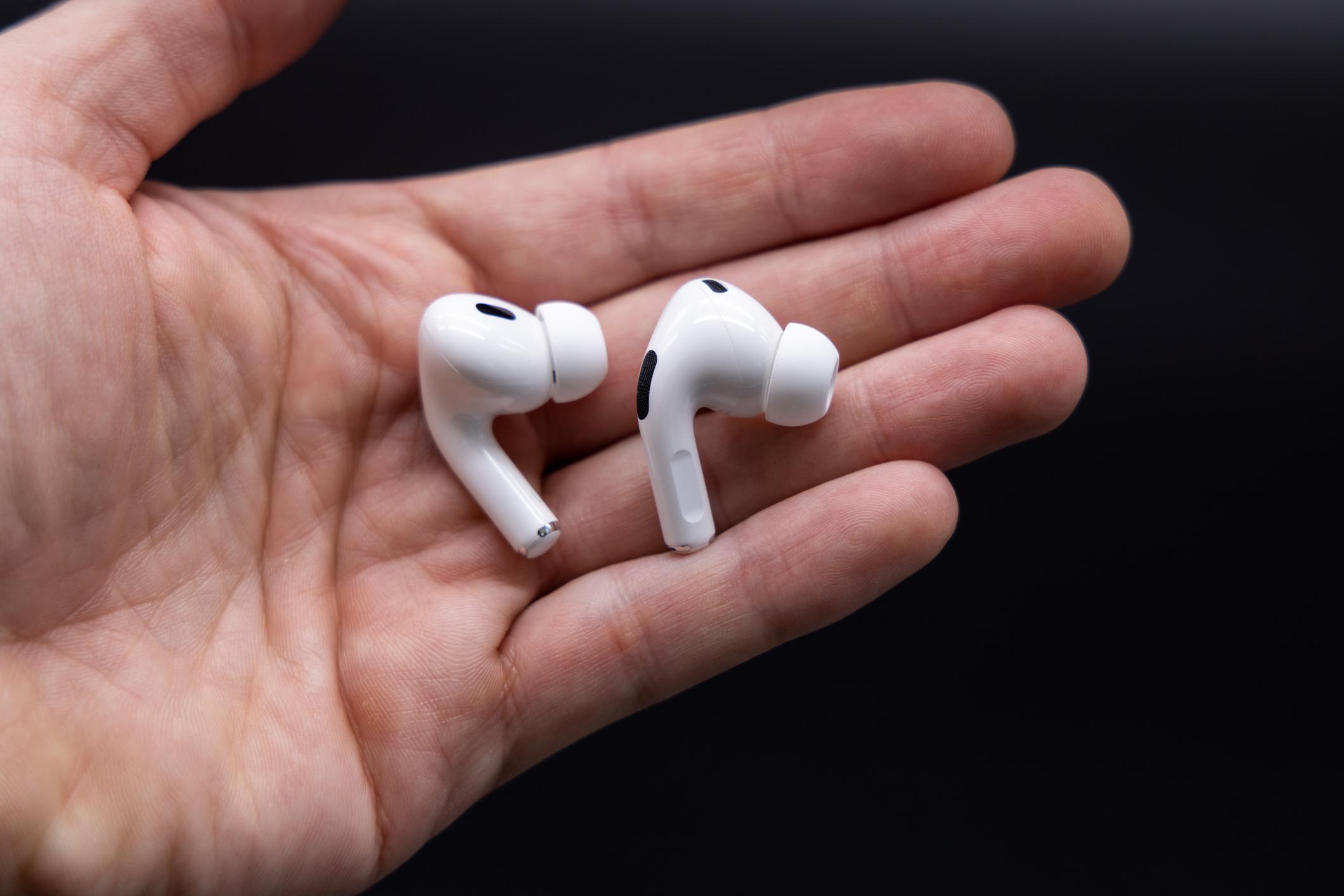 Ruba un motorino a Bologna: 17enne intercettato grazie agli Airpods Ruba un motorino a Bologna: 17enne intercettato grazie agli Airpods