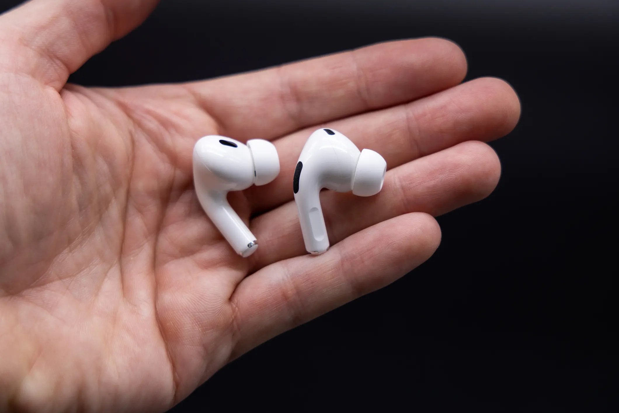 Ruba un motorino a Bologna: 17enne intercettato grazie agli Airpods