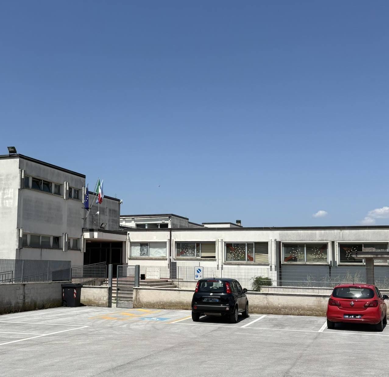 "Scuola elementare, nuovi infissi grazie ai fondi del ministero" "Scuola elementare, nuovi infissi grazie ai fondi del ministero"