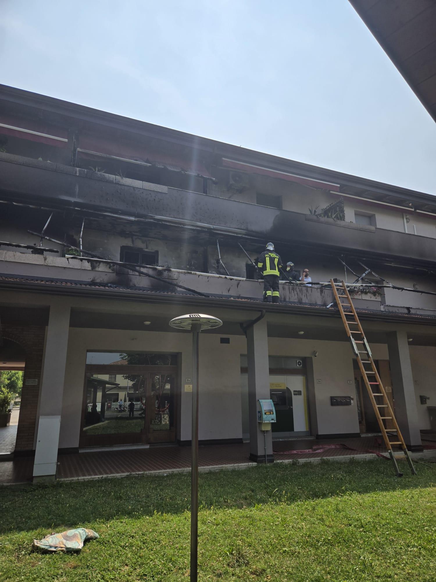 casa in fiamme a castello d8217argile intossicato anche il sindaco video