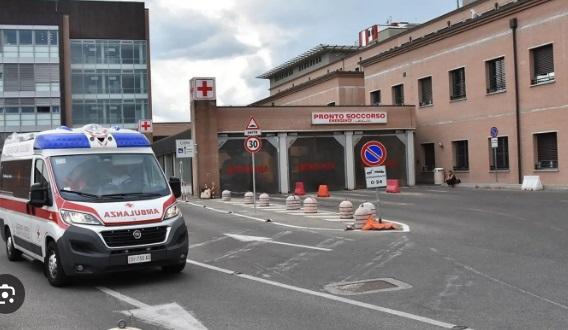Ancora panico in ospedale: sputa e insulta i sanitari poi rompe una porta Ancora panico in ospedale: sputa e insulta i sanitari poi rompe una porta