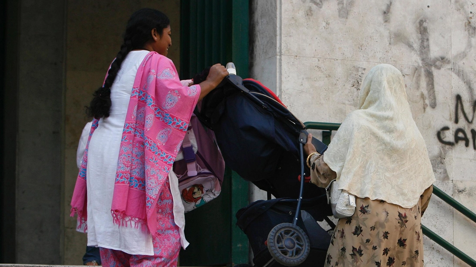 In città i bimbi stranieri sono quasi il 50% e un noto commerciante di culle e passeggini si rivolge anche ai clienti “più prolifici” della comunità del Bangladesh