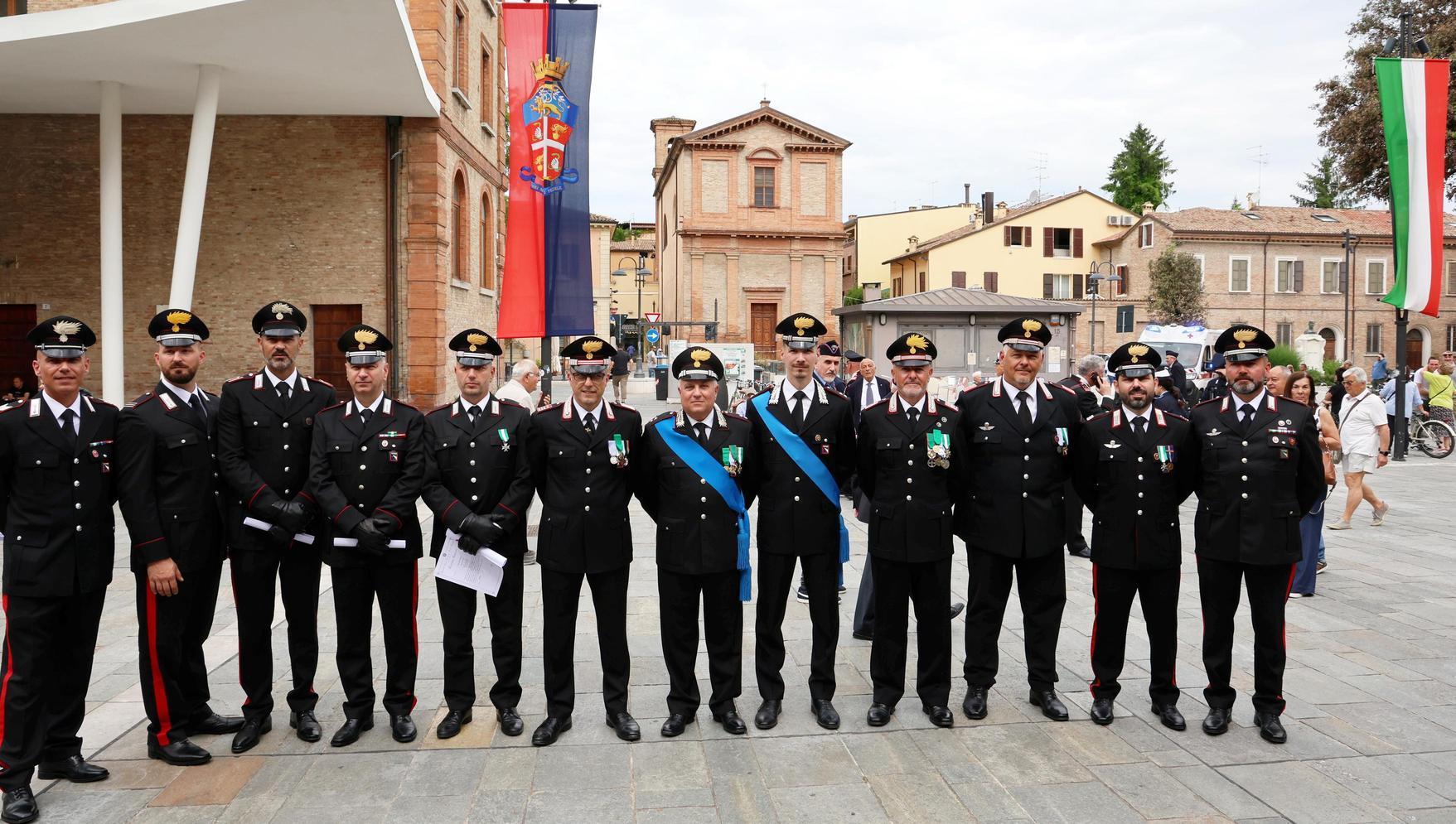 Carabinieri in festa. Aumentano controlli, arresti e denunce: "Onorati di servire" Carabinieri in festa. Aumentano controlli, arresti e denunce: "Onorati di servire"