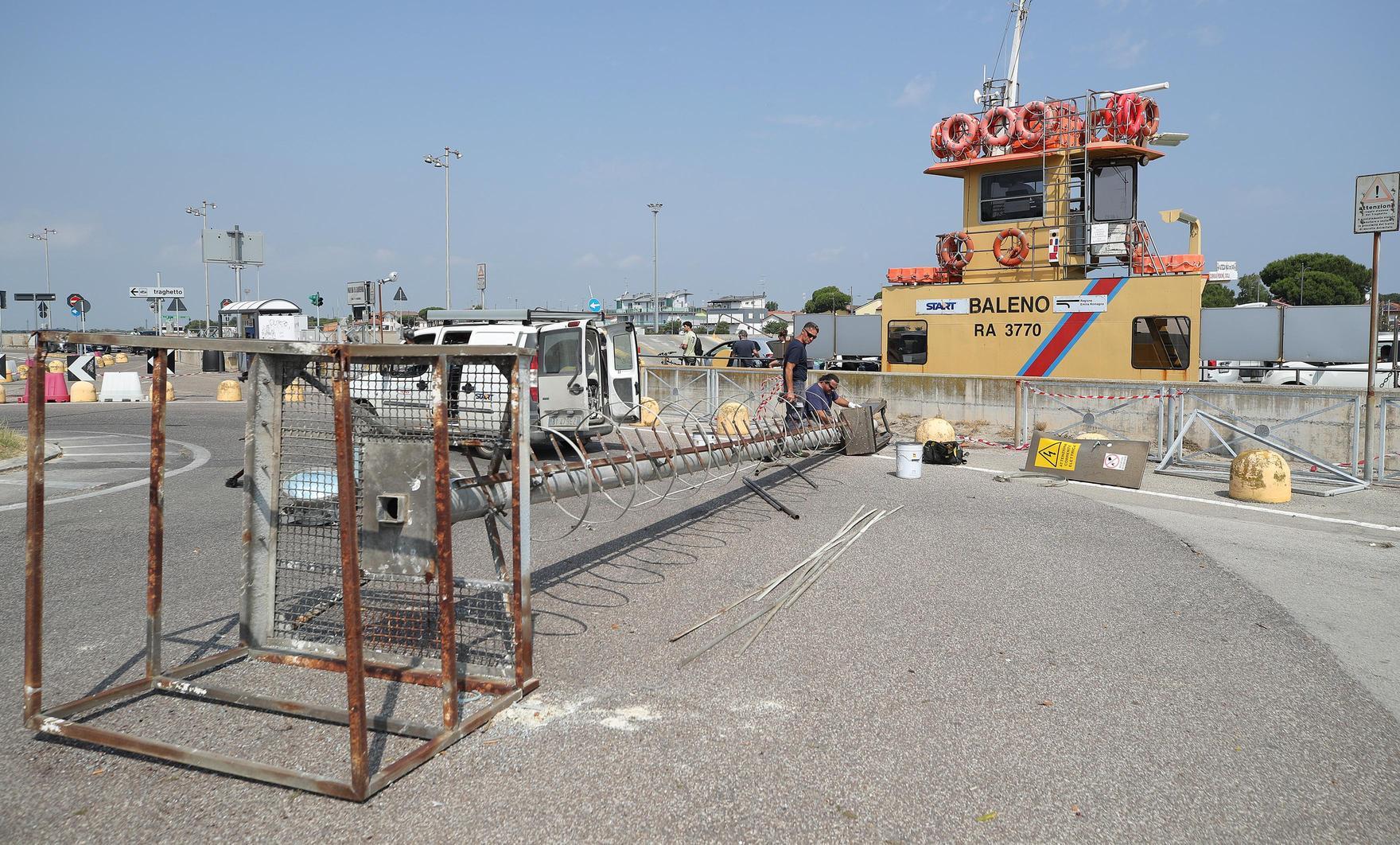 Traghetto urta la torre faro. Crolla a terra palo di 10 metri. Nessun ferito a Marina Traghetto urta la torre faro. Crolla a terra palo di 10 metri. Nessun ferito a Marina