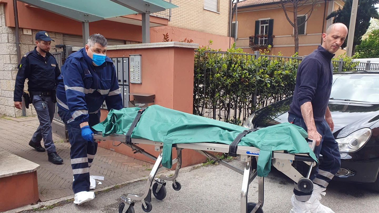 Ieri mattina la macabra scoperta: il corpo senza vita trasportato fuori dall’abitazione (foto Migliorini)