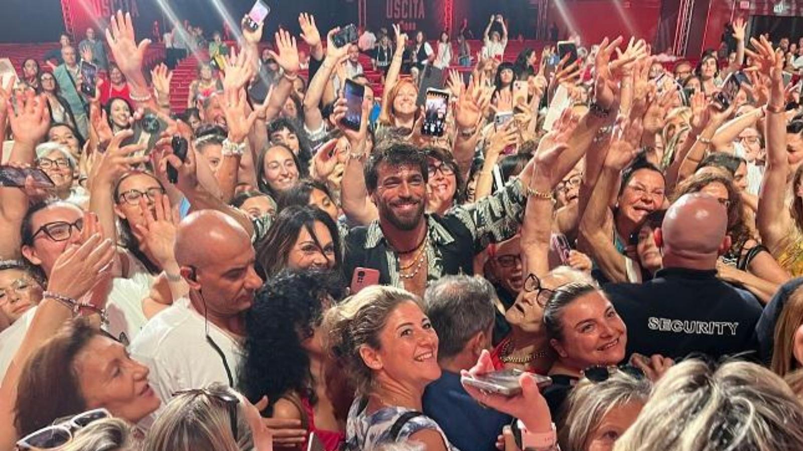 Fan in delirio per Can Yaman a Riccione. Il divo sarà Sandokan: “Un sogno dopo 5 anni” Fan in delirio per Can Yaman a Riccione. Il divo sarà Sandokan: “Un sogno dopo 5 anni”