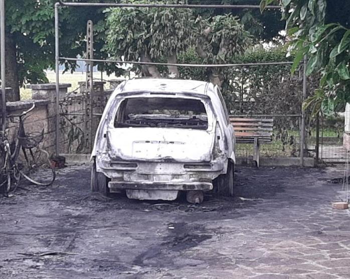 Auto in fiamme a Reggiolo, terzo caso in tre notti nella Bassa