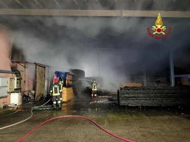 Villafranca, corto circuito al quadro elettrico: incendio distrugge un’azienda di imballaggi in legno
