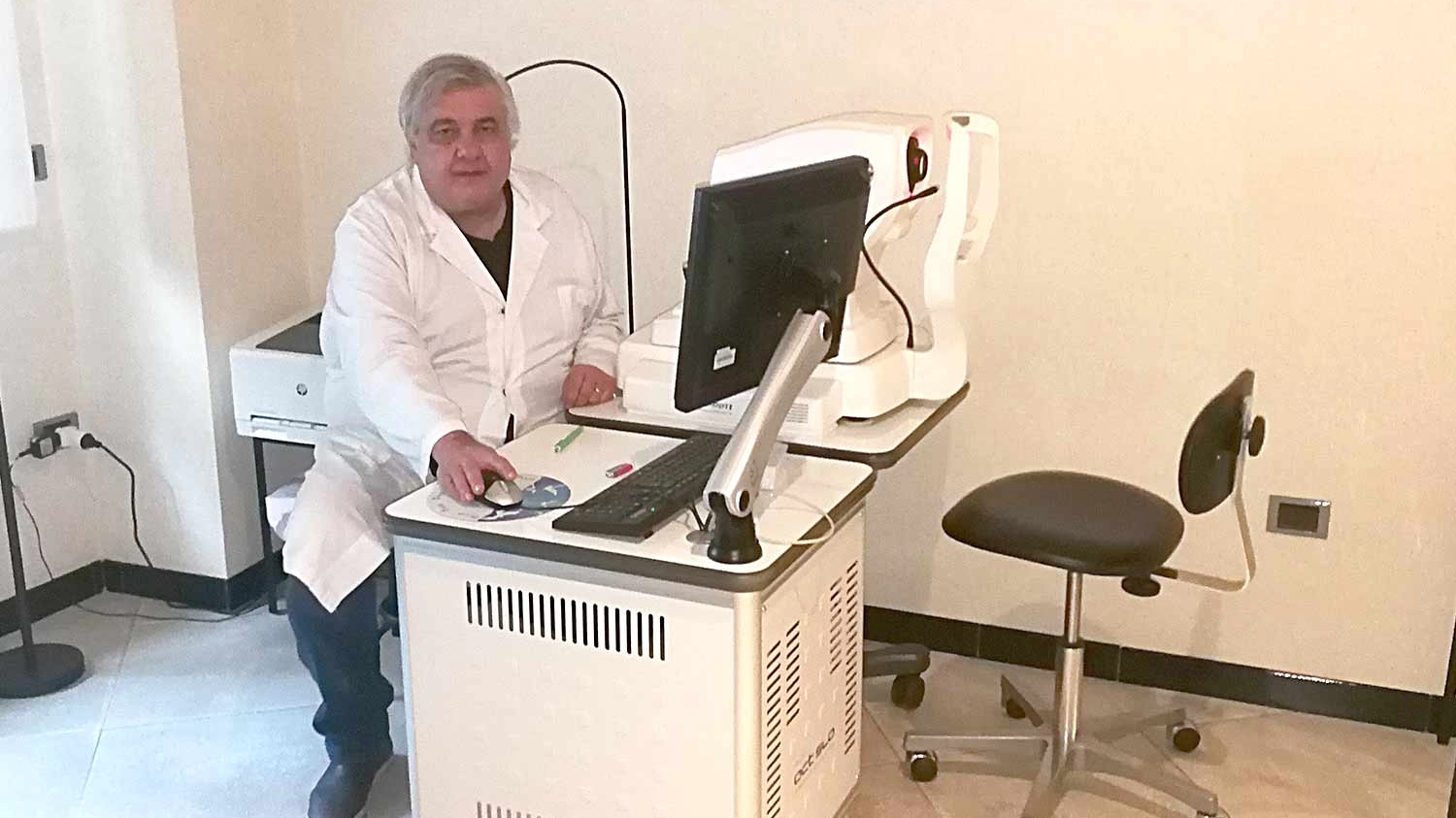 Il dottor Roberto Servadei, stimato oculista chirurgo, è scomparso a 65 anni dopo una lunga carriera dedicata alla cura del glaucoma. Lascia un vuoto nel reparto di Oculistica di Forlì e nel cuore dei colleghi e dei pazienti.
