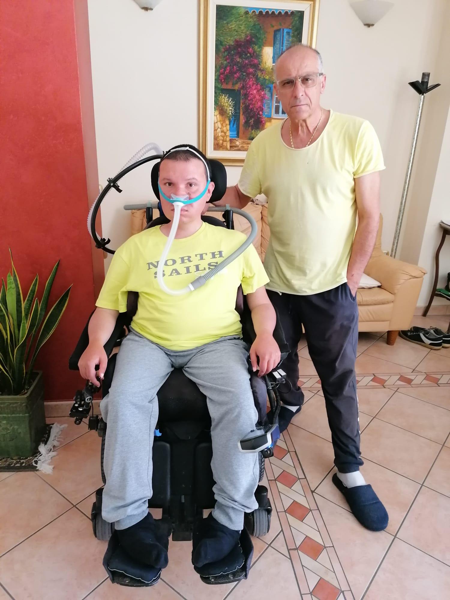 “Per la carrozzina di mio figlio la Regione ora chiede 3mila euro” “Per la carrozzina di mio figlio la Regione ora chiede 3mila euro”