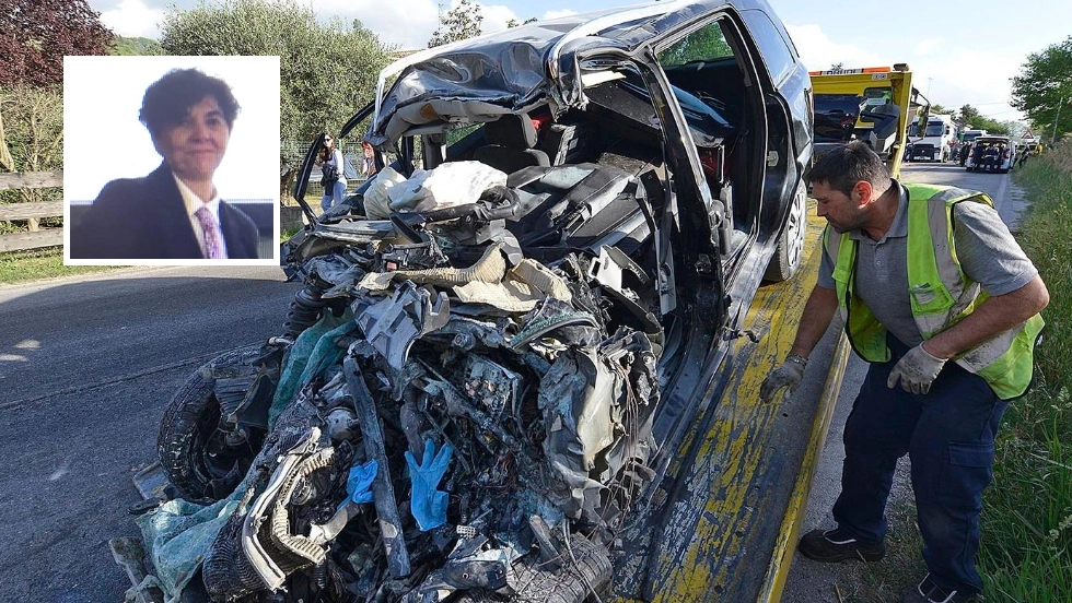 Incidente a Vallefoglia, l'auto dopo il terribile impatto col camion. Nel riquadro la vittima, la professoressa Diana Sorini