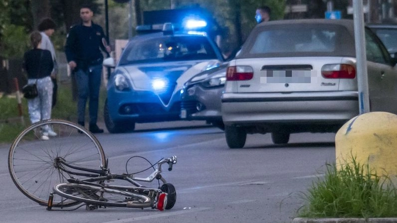 La bicicletta della vittima e la Punto cabrio con gli agenti di Polizia (foto Tedioli)