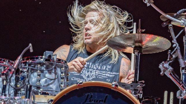 A Ravenna, ladri rubano gli strumenti musicali del batterista Will Hunt degli Evanescence durante un tour tributo ai Nirvana. Il bottino, del valore di almeno 15mila euro, include batteria, chitarra, bassi e amplificatori. La polizia è sulle tracce dei malviventi.