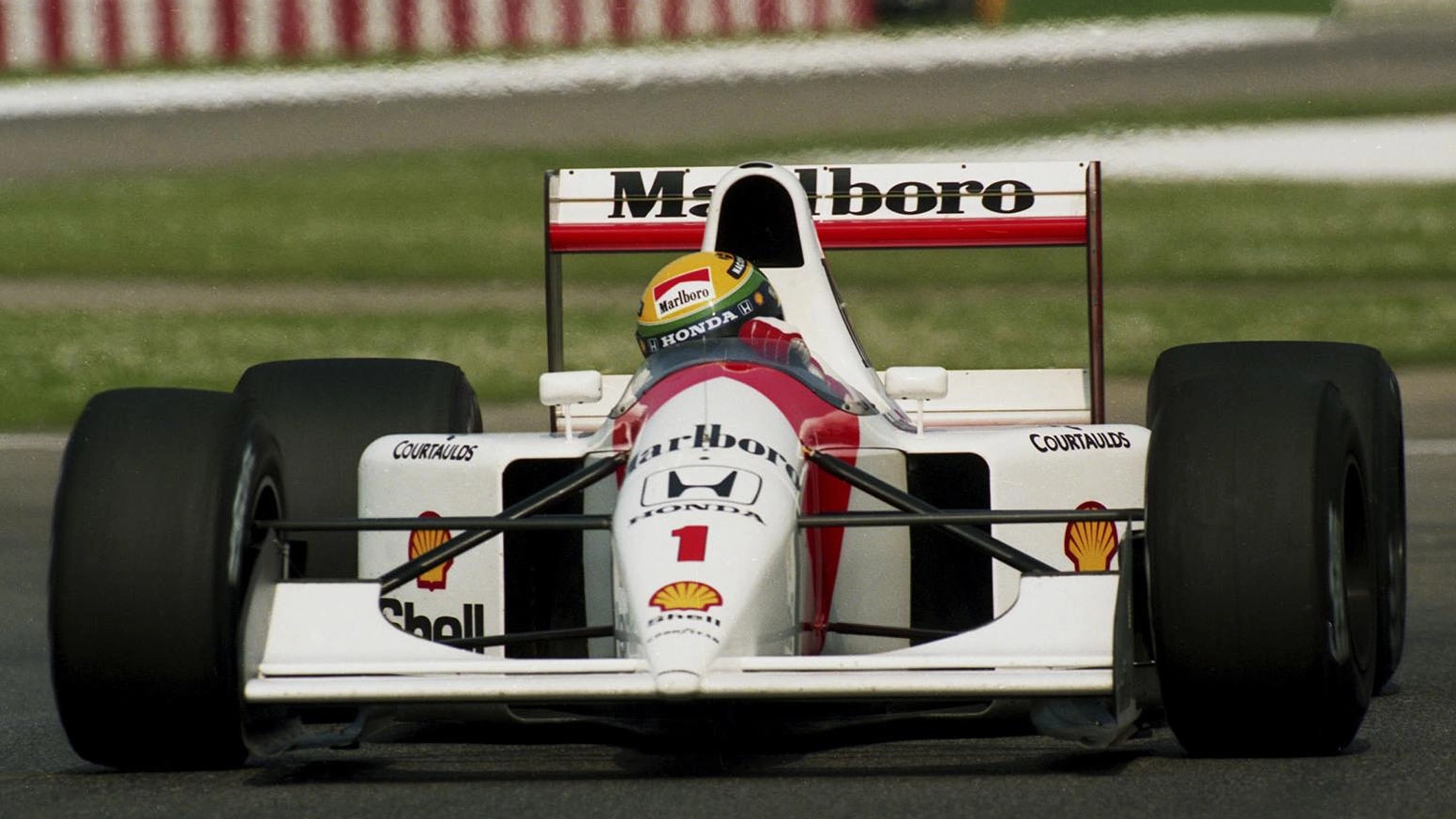 Undici scatti memorabili su Senna. Inaugura la mostra ’ImolAyrton’